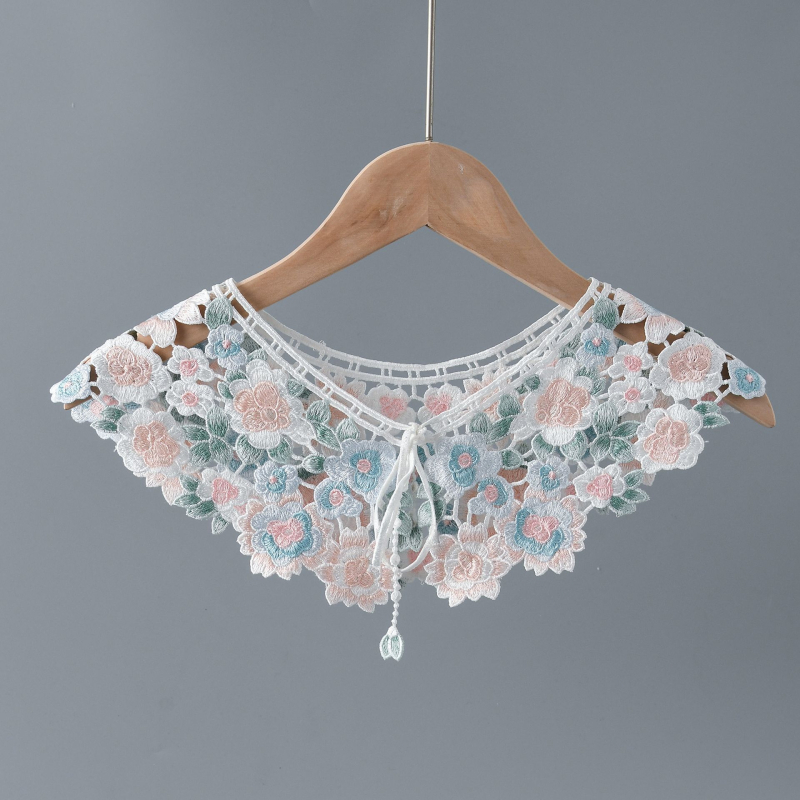 Moteriška dekoratyvinė klastojama apykaklė su siuvinėjimais ir aplikacijomis, paprasta mezgimo technika, šilko mišinio ir kitų pluoštų derinys, vasarai