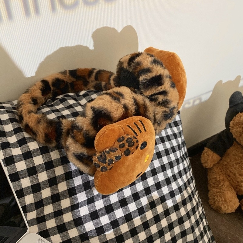 Šalikas su leopardo raštu, pūkų audinys, šilta žiemai, rankų siuvinėtas, Žiema 2024 kolekcija