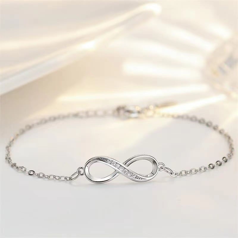 Mobius Infinity diamantinis žiedas – moterims rankų papuošalas su sidabro danga