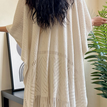 Πλεγμένη εσάρπα-μαντό με διακοσμητικά κρόσια, ύφασμα αντί κασμίρ (βαμβάκι-πολυεστέρας ανάμειξη), χειμερινή ζεστασιά, μινιμαλιστικό στυλ