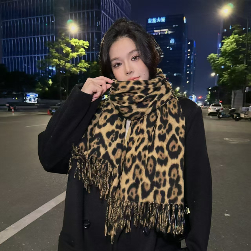 Γυναικείο φουλάρι με λεοπάρ μοτίβο – warp ύφανση, θερμική λειτουργία, για τον χειμώνα, ύφασμα imitation cashmere, πολυεστέρας >96%