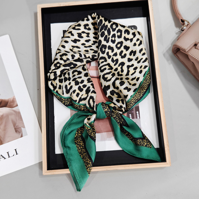 Slavenību iedvesots Paisley kvadrāts šalle ar leoparda rakstu un matu saišu aksesuāru (Poliesteris • crepe audums • vasara • pavasaris 2025)