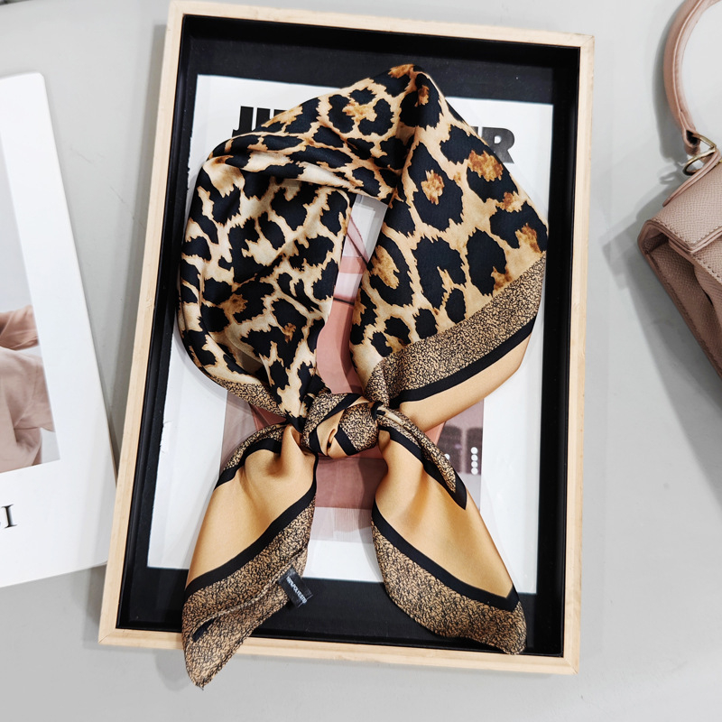 Slavenību iedvesots Paisley kvadrāts šalle ar leoparda rakstu un matu saišu aksesuāru (Poliesteris • crepe audums • vasara • pavasaris 2025)