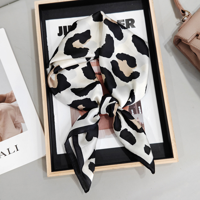 Slavenību iedvesots Paisley kvadrāts šalle ar leoparda rakstu un matu saišu aksesuāru (Poliesteris • crepe audums • vasara • pavasaris 2025)