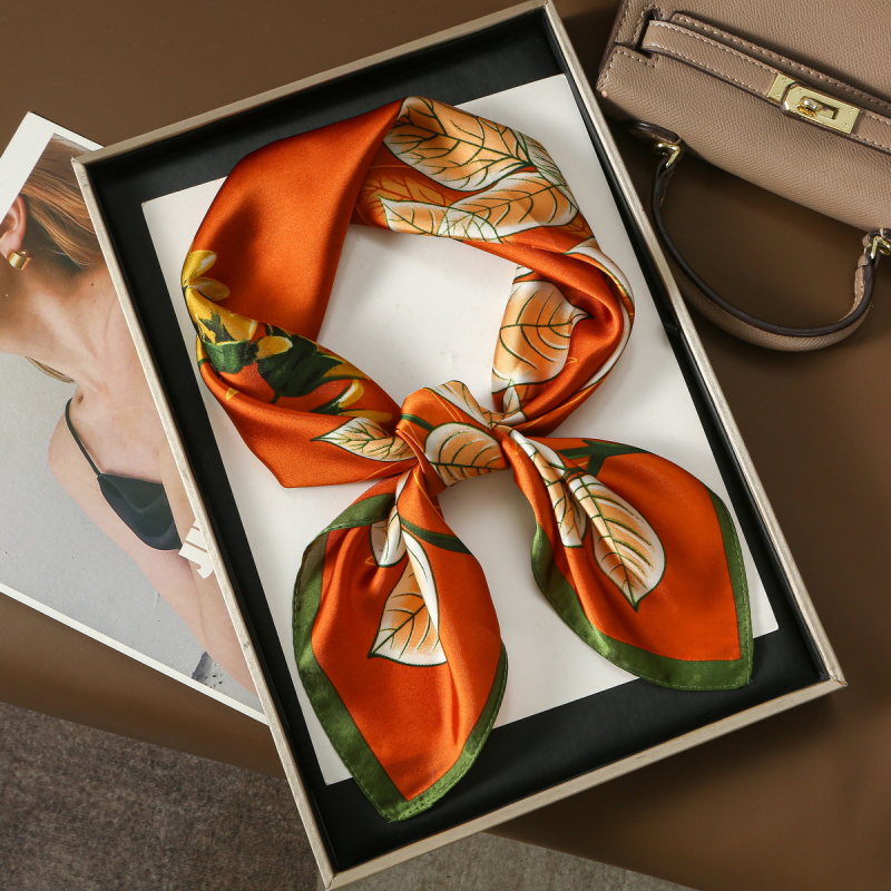 Τετράγωνος φουλάρι σατέν πολυεστέρα με φλοράλ εκτύπωση, κομψό και απλό στυλ (σατέν; πολυεστέρας; τετράγωνος σχεδιασμός; καλοκαίρι 2024)