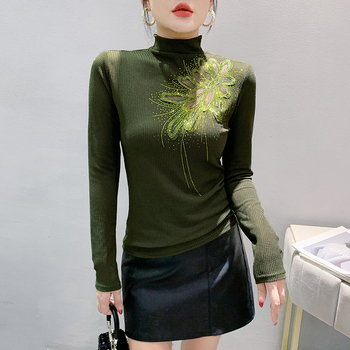 Πλεκτό πουλόβερ με φλοράλ μοτίβο και στρας, βαμβακερή πλέξη, στενή γραμμή, μισουψηλός γιακά, μακριά μανίκια