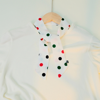 Φουλάρι πολυεστέρα με εκτύπωση πουά, IN στυλ, στενή σιλουέτα εμπνευσμένη από λεπτή γραβάτα, απλή ύφανση, περιεκτικότητα σε πολυεστέρα 81-95%