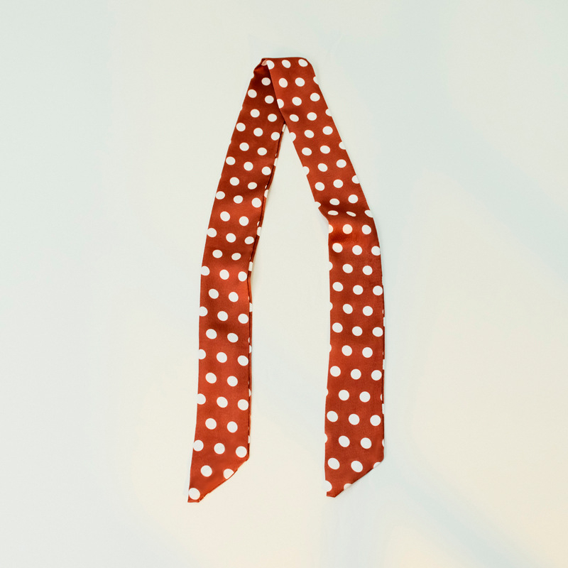 Φουλάρι πολυεστέρα με εκτύπωση πουά, IN στυλ, στενή σιλουέτα εμπνευσμένη από λεπτή γραβάτα, απλή ύφανση, περιεκτικότητα σε πολυεστέρα 81-95%