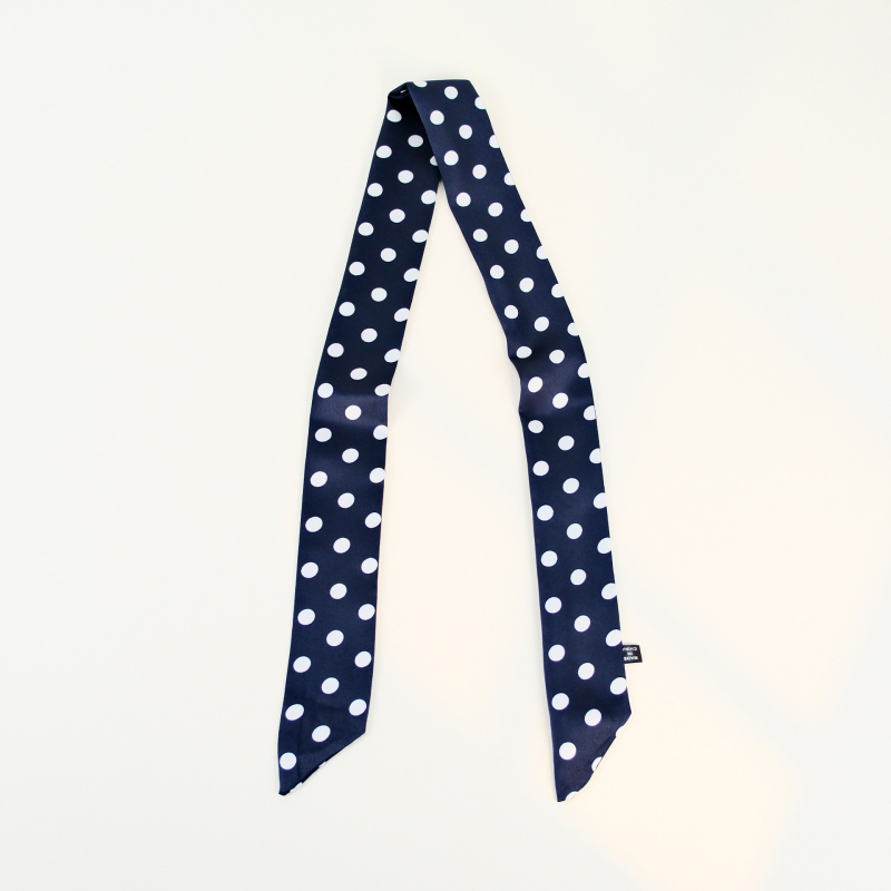 Φουλάρι πολυεστέρα με εκτύπωση πουά, IN στυλ, στενή σιλουέτα εμπνευσμένη από λεπτή γραβάτα, απλή ύφανση, περιεκτικότητα σε πολυεστέρα 81-95%