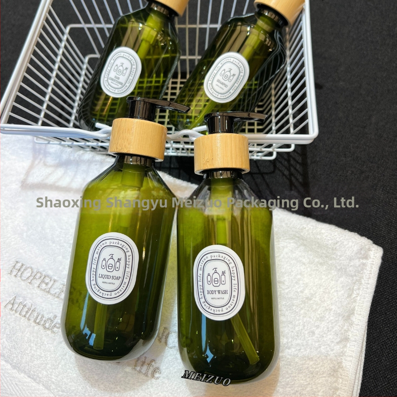 Двоен комплект дозиращи бутилки за шампоан, помпа от бамбук, PET материал, изработени чрез Blow molding, козметична опаковка