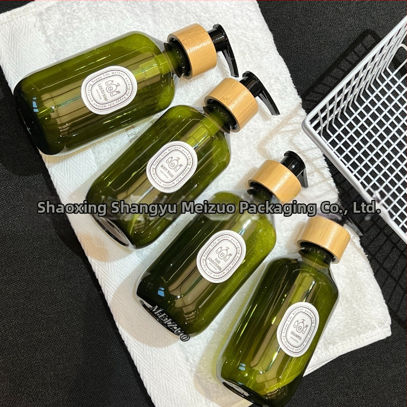 Двоен комплект дозиращи бутилки за шампоан, помпа от бамбук, PET материал, изработени чрез Blow molding, козметична опаковка