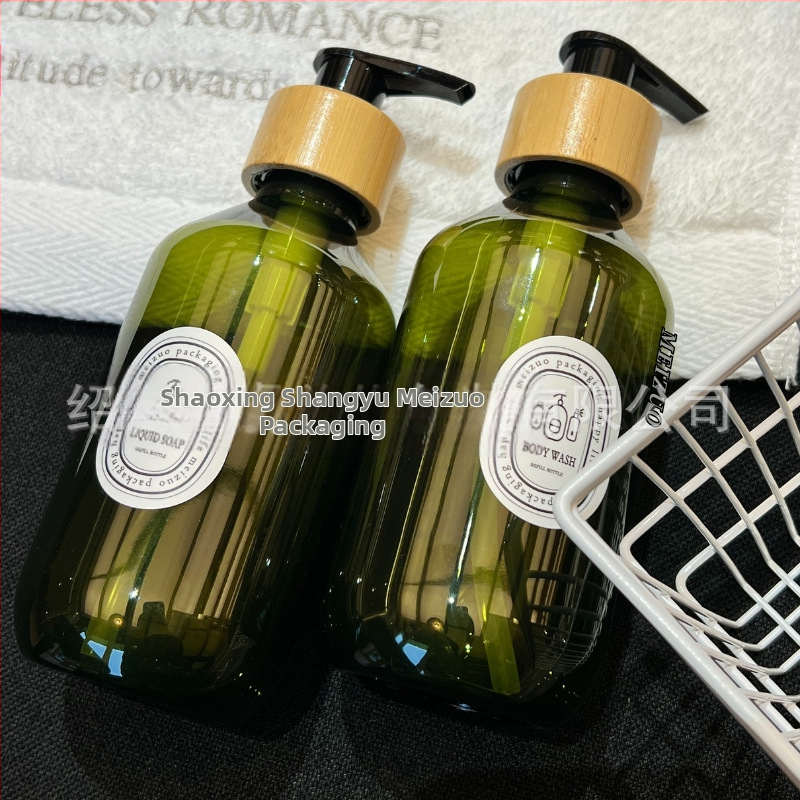 Двоен комплект дозиращи бутилки за шампоан, помпа от бамбук, PET материал, изработени чрез Blow molding, козметична опаковка