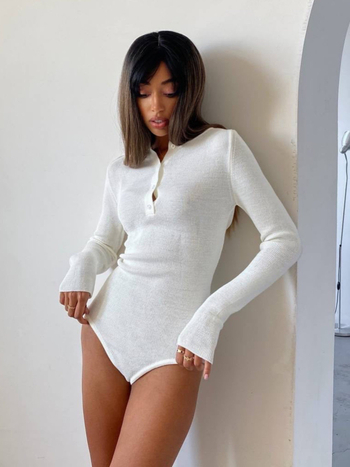 Moteriška viengabalinė kombinezonas su ilgomis rankovėmis, apvaliu kaklu, aukštu liemeniu, Capri ilgio, medvilnės-poliesterio mišinys