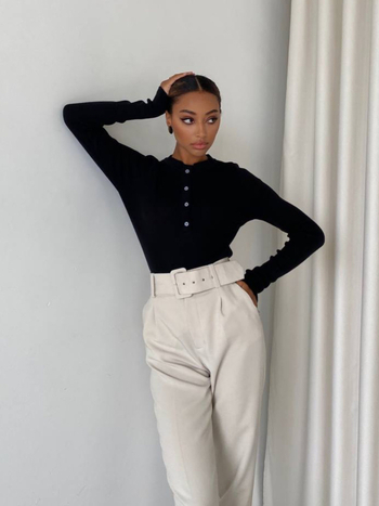 Moteriška viengabalinė kombinezonas su ilgomis rankovėmis, apvaliu kaklu, aukštu liemeniu, Capri ilgio, medvilnės-poliesterio mišinys