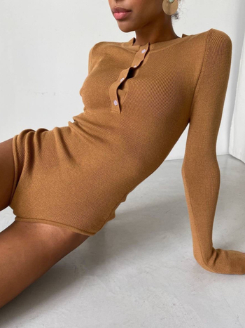 Moteriška viengabalinė kombinezonas su ilgomis rankovėmis, apvaliu kaklu, aukštu liemeniu, Capri ilgio, medvilnės-poliesterio mišinys