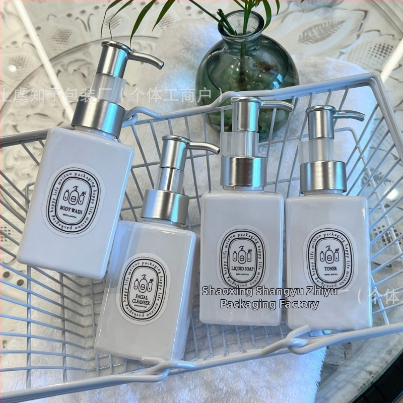 Лосионна бутилка за пътуване, квадратна плоска форма, матова сребърна помпа, PET материал, произход Шаосинг, Zhejiang