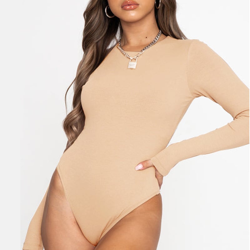 Moterų Milk Silk bodysuit su ilgomis rankovėmis, 3/4 ilgio kelnės, vidutinio aukščio juosmuo, gatvės stilius