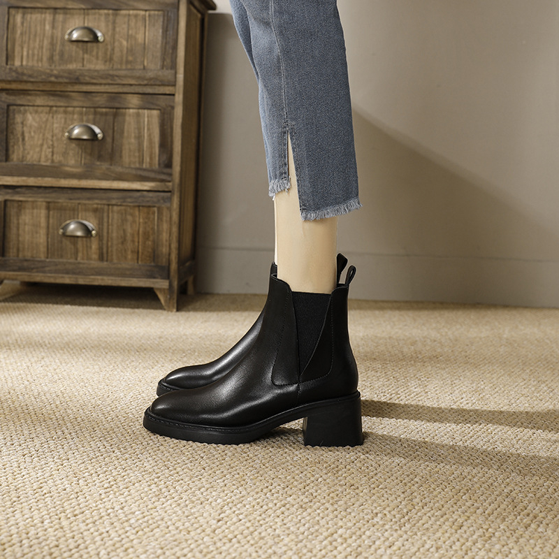 Γυναικείες μπότες Martin – τετράγωνη μύτη, παχύ τακούνι 3–5 cm, πλήρες δερμάτινο πάνω μέρος, κορδόνια