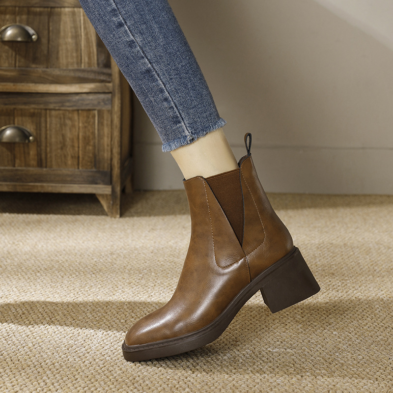 Γυναικείες μπότες Martin – τετράγωνη μύτη, παχύ τακούνι 3–5 cm, πλήρες δερμάτινο πάνω μέρος, κορδόνια