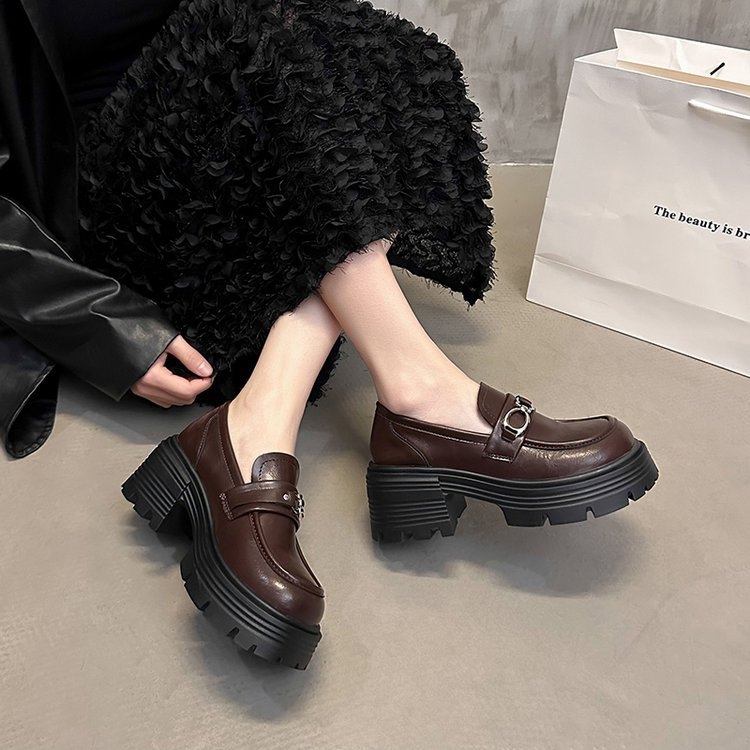 Λοφέρς σε κορεατικό στυλ με στρογγυλό δάχτυλο, επάνω μέρος από μικροΐνες, PU πάτος, καουτσούκ σόλα και πλατφόρμα με σχήμα τούρτας ύψους 3–5 cm.