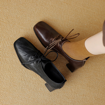 Γυναικεία δερμάτινα παπούτσια με τετράγωνο δάχτυλο, κορδόνια μπροστά, ύψος πάνω από τον αστράγαλο, χοντρός τακούνι 6–8 cm, πάνω μέρος από δέρμα πρώτης στρώσης βοείου, επένδυση από γνήσιο μαλλί προβάτου, πάτος από φυσικό δέρμα