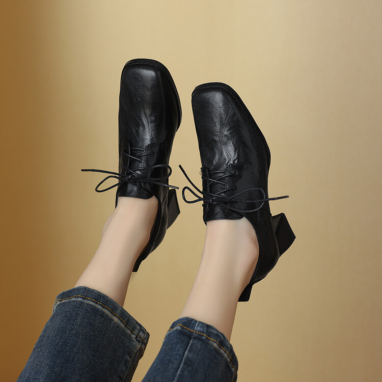 Γυναικεία δερμάτινα παπούτσια με τετράγωνο δάχτυλο, κορδόνια μπροστά, ύψος πάνω από τον αστράγαλο, χοντρός τακούνι 6–8 cm, πάνω μέρος από δέρμα πρώτης στρώσης βοείου, επένδυση από γνήσιο μαλλί προβάτου, πάτος από φυσικό δέρμα