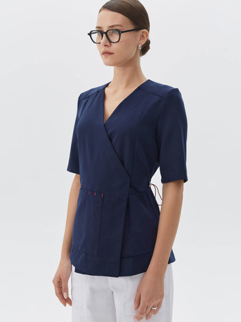 Τοπ με V-λαιμό, κοντό μανίκι, σφιχτή μέση, με πολλές τσέπες, ύφασμα πολυεστέρας-ελαστάν, απομάκρυνση υγρασίας, κατάλληλο για ιατρικές στολές και σαλόνια ομορφιάς