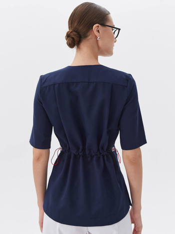 Τοπ με V-λαιμό, κοντό μανίκι, σφιχτή μέση, με πολλές τσέπες, ύφασμα πολυεστέρας-ελαστάν, απομάκρυνση υγρασίας, κατάλληλο για ιατρικές στολές και σαλόνια ομορφιάς