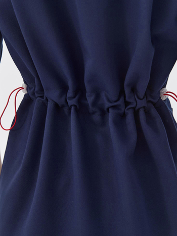 Τοπ με V-λαιμό, κοντό μανίκι, σφιχτή μέση, με πολλές τσέπες, ύφασμα πολυεστέρας-ελαστάν, απομάκρυνση υγρασίας, κατάλληλο για ιατρικές στολές και σαλόνια ομορφιάς