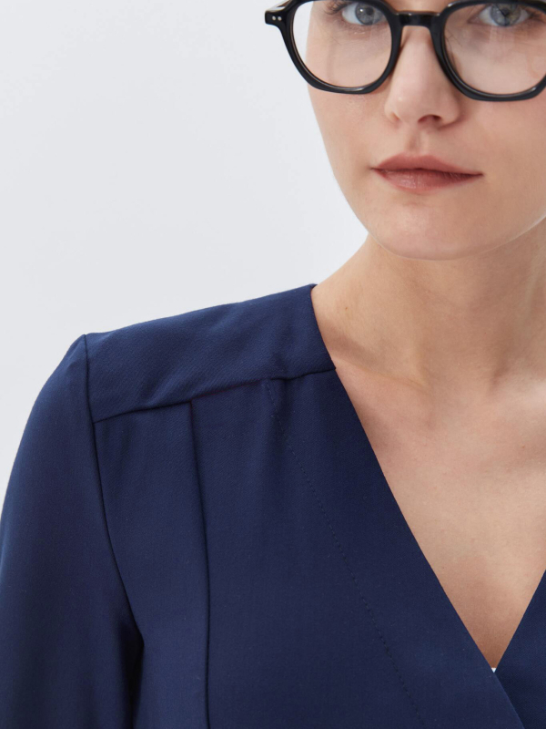 Τοπ με V-λαιμό, κοντό μανίκι, σφιχτή μέση, με πολλές τσέπες, ύφασμα πολυεστέρας-ελαστάν, απομάκρυνση υγρασίας, κατάλληλο για ιατρικές στολές και σαλόνια ομορφιάς