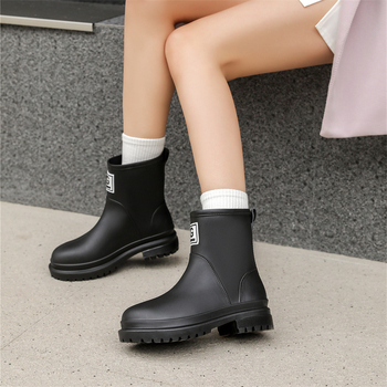 Sieviešu PVC lietus zābaki, bezšuvju konstrukcija, zems papēdis 1–3 cm, četrām sezonām