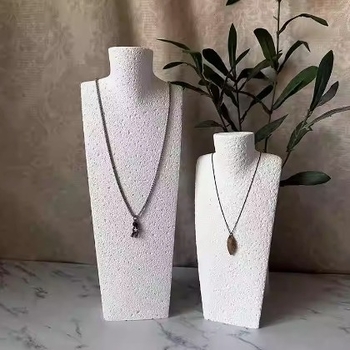 Προθήκη κοσμημάτων: γύψινο πορτρετό λαιμού, καλλιτεχνικό στυλ, καλοκαίρι 2024, προέλευση Χενάν