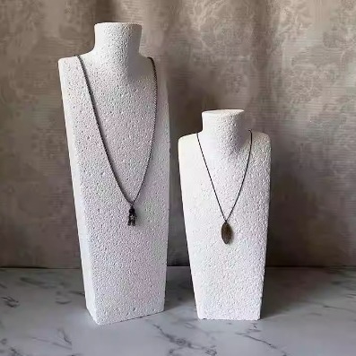 Προθήκη κοσμημάτων: γύψινο πορτρετό λαιμού, καλλιτεχνικό στυλ, καλοκαίρι 2024, προέλευση Χενάν