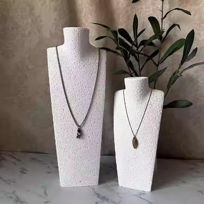 Προθήκη κοσμημάτων: γύψινο πορτρετό λαιμού, καλλιτεχνικό στυλ, καλοκαίρι 2024, προέλευση Χενάν