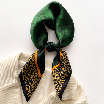 Γυναικείος τετράγωνος φουλάρι (Ύφανση: Plain weave; Λειτουργία: Διακόσμηση; Σχήμα: Τετράγωνο; Εποχές: Τέσσερις εποχές)