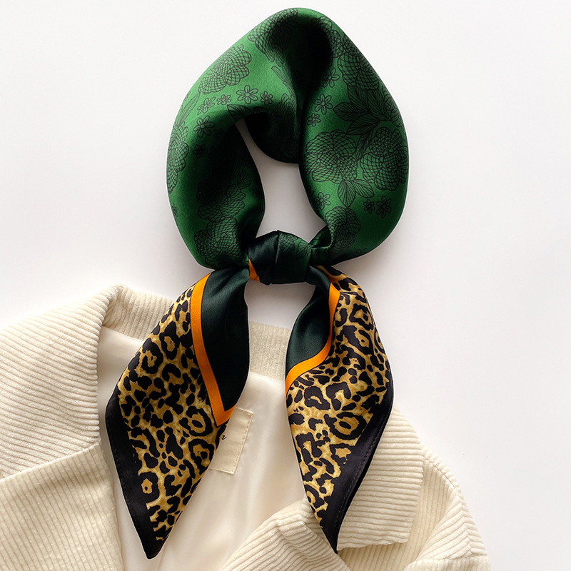 Γυναικείος τετράγωνος φουλάρι (Ύφανση: Plain weave; Λειτουργία: Διακόσμηση; Σχήμα: Τετράγωνο; Εποχές: Τέσσερις εποχές)