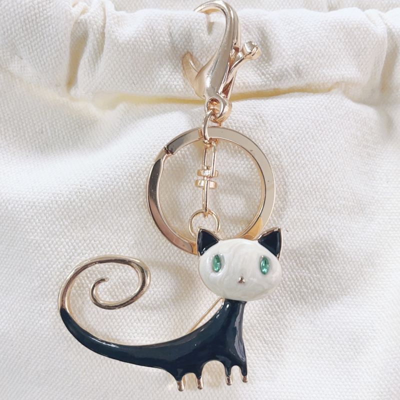 Esiah metāla atslēgu ķēdīte un brošs – korejiešu stilā, dubultās izmantošanas aksesuārs somām – piemērots kā dāvana