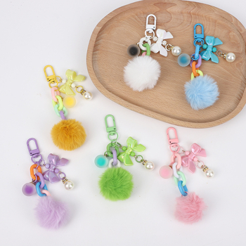 Atslēgu piekariņš - Korejas stilā, no sveķiem izgatavots lācis gumijai ar pūkainu bumbiņu akcentu, der auto vai somai