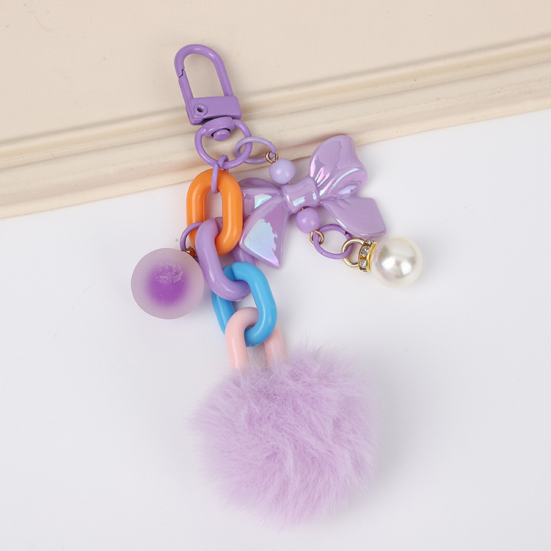 Atslēgu piekariņš - Korejas stilā, no sveķiem izgatavots lācis gumijai ar pūkainu bumbiņu akcentu, der auto vai somai