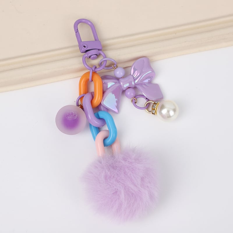 Atslēgu piekariņš - Korejas stilā, no sveķiem izgatavots lācis gumijai ar pūkainu bumbiņu akcentu, der auto vai somai