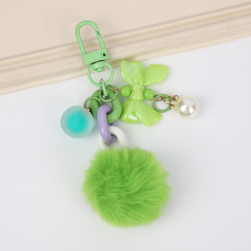 Atslēgu piekariņš - Korejas stilā, no sveķiem izgatavots lācis gumijai ar pūkainu bumbiņu akcentu, der auto vai somai