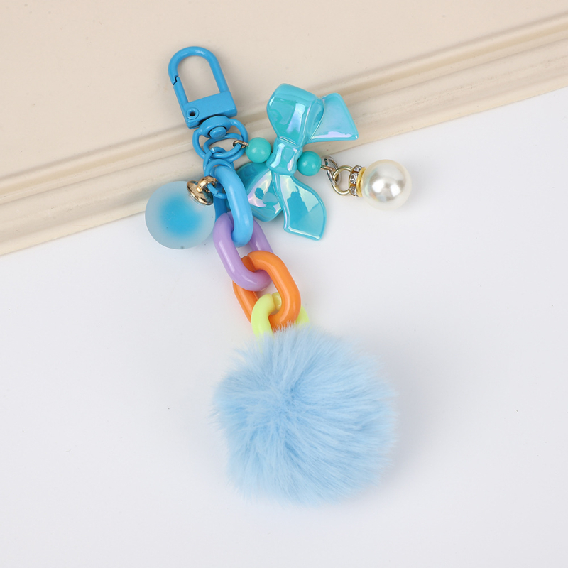 Atslēgu piekariņš - Korejas stilā, no sveķiem izgatavots lācis gumijai ar pūkainu bumbiņu akcentu, der auto vai somai