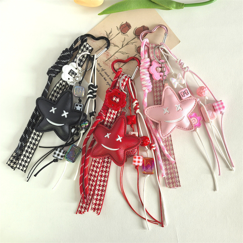 Roku adīts ādas atslēgu piekariņš ar piecu punktu zvaigzni smaidu – auklas atslēgu piekare, moderns minimālisma stils, piemērots kā dāvana