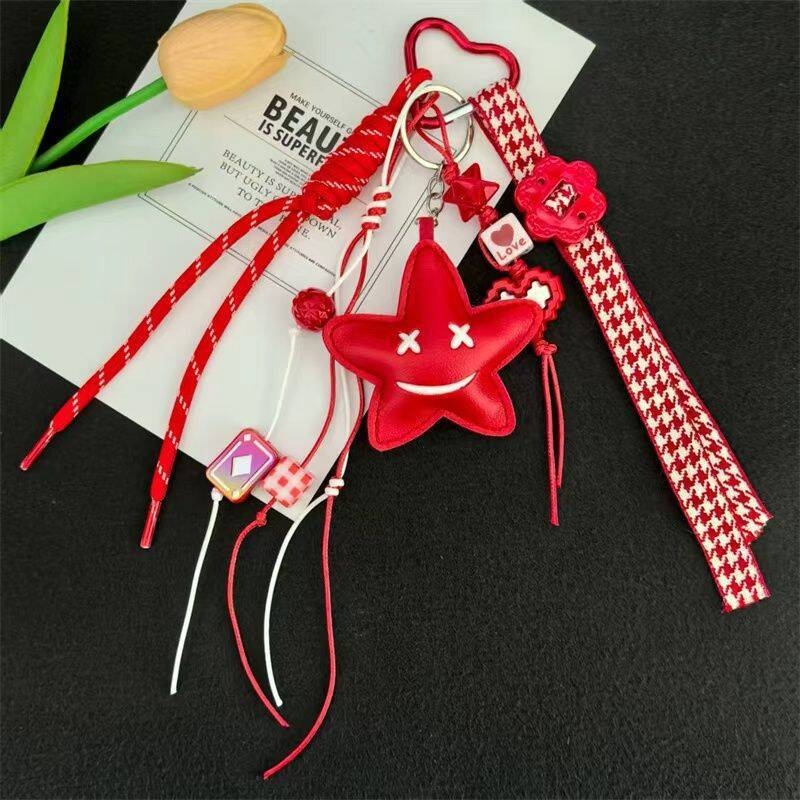 Roku adīts ādas atslēgu piekariņš ar piecu punktu zvaigzni smaidu – auklas atslēgu piekare, moderns minimālisma stils, piemērots kā dāvana