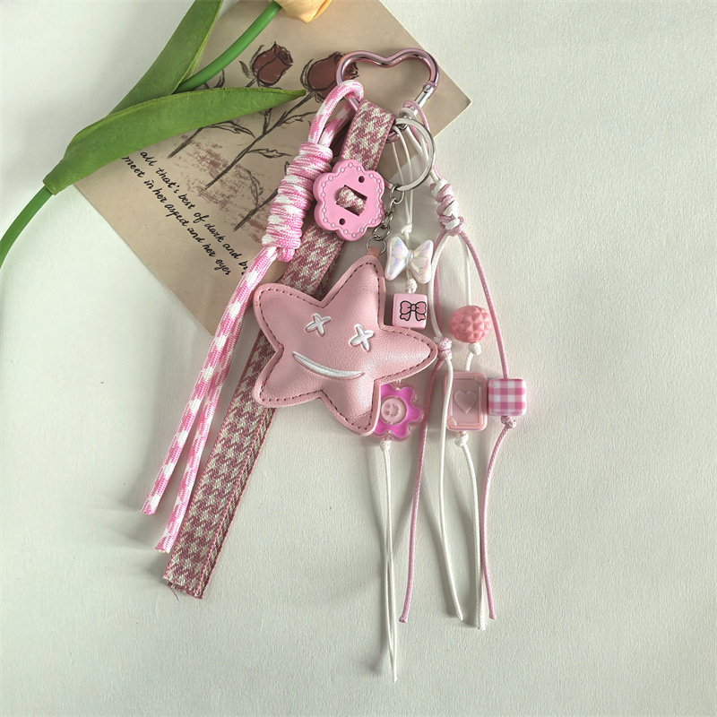 Roku adīts ādas atslēgu piekariņš ar piecu punktu zvaigzni smaidu – auklas atslēgu piekare, moderns minimālisma stils, piemērots kā dāvana