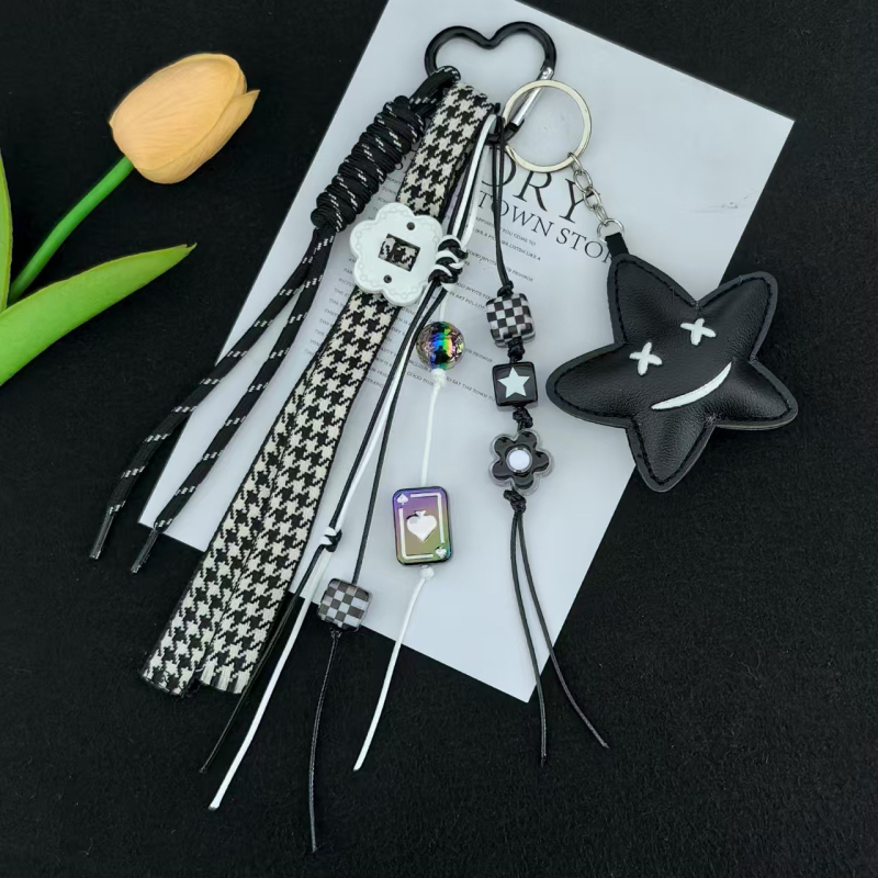 Roku adīts ādas atslēgu piekariņš ar piecu punktu zvaigzni smaidu – auklas atslēgu piekare, moderns minimālisma stils, piemērots kā dāvana