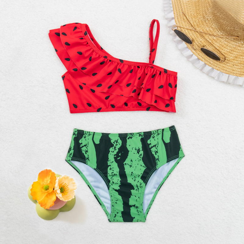 Meitenēm paredzēti divdaļīgi peldkostīmi ar arbūza apdruku, augsta elastība, 82% poliesteri, 18% spandekss, vecuma grupa 4-12