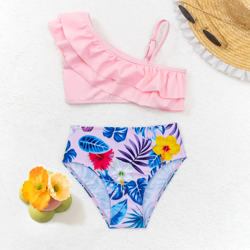 Meitenēm paredzēti divdaļīgi peldkostīmi ar arbūza apdruku, augsta elastība, 82% poliesteri, 18% spandekss, vecuma grupa 4-12