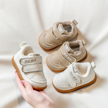 Zīdaiņu ziemas kurpes staigāšanai – augšējais materiāls mikrofibra āda, iekšējā odere vilna, Velcro aizdare, vecums 12–48 mēneši, pretslīdes, siltas, izturīgas.