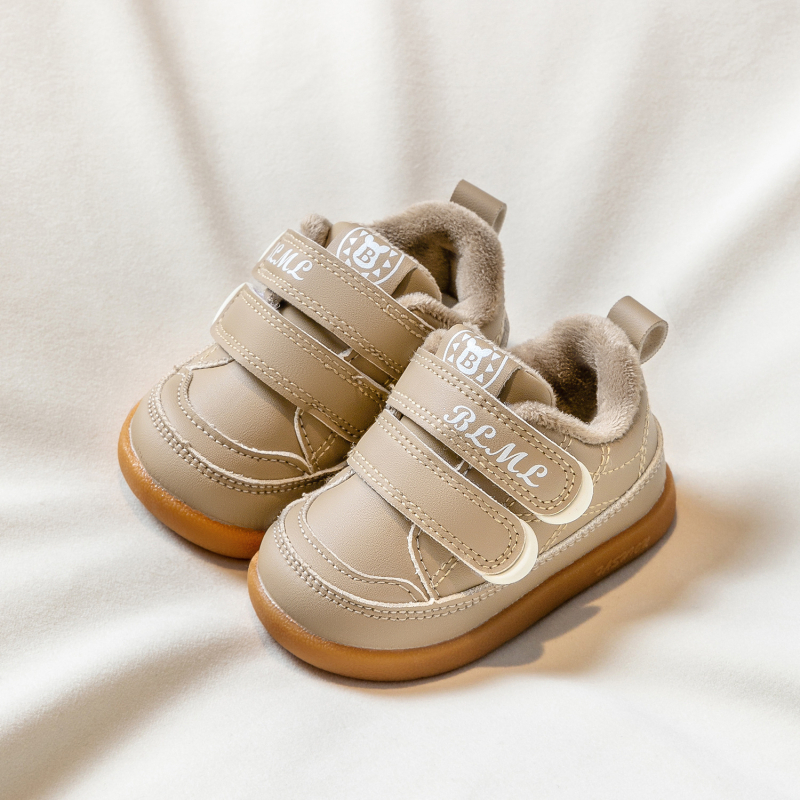 Zīdaiņu ziemas kurpes staigāšanai – augšējais materiāls mikrofibra āda, iekšējā odere vilna, Velcro aizdare, vecums 12–48 mēneši, pretslīdes, siltas, izturīgas.